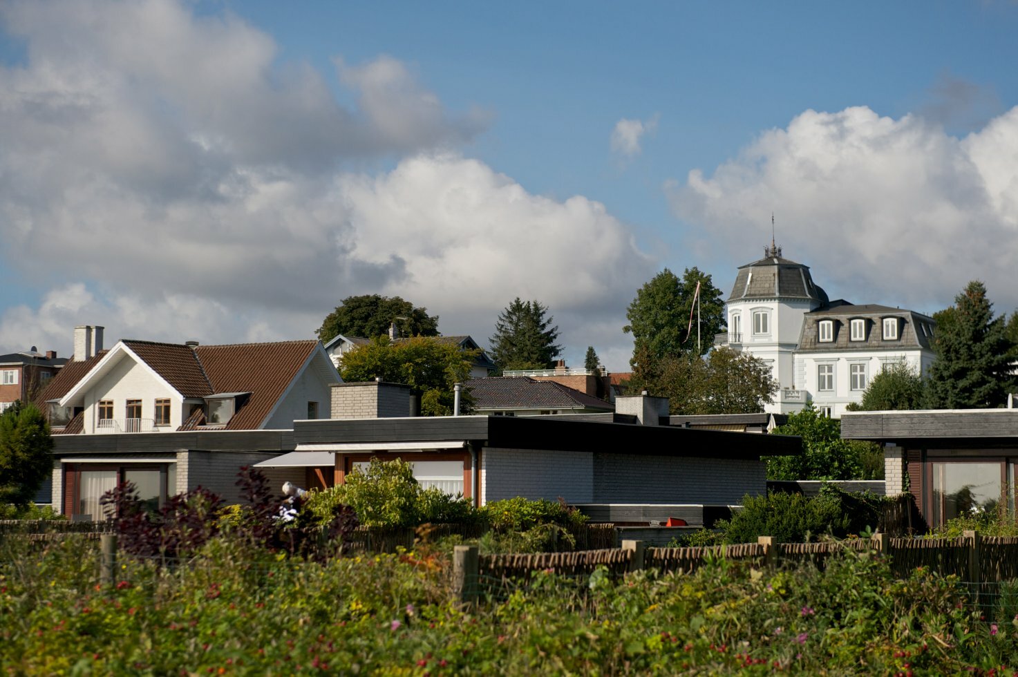 Flere solgte sommerhuse i august: Se udviklingen i sommerhuskommunerne her