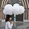 The Cloud Umbrella: Har du til at skabe lidt opmærksomhed om dig selv en grå regnvejrs dag? Så køb en Cloud Umbrella, der er en ganske normal paraply, med et unormalt design.  - Paraplyer - Her er 20 dry-tech