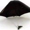 The Gunbrella: Dette er paraplyverdenens svar på en svirreflue. Håndtaget ligner en ægte pistol, men er det selvfølgelig ikke. Om man kan narre nogen til at tro den er ægte en mørk aften på Blågaards Plads vides dog ikke  - Paraplyer - Her er 20 dry-tech